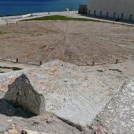 Fortaleza de Sagres - Rosa dos Ventos e Relógio de Sol no Torreão Central / © DRCAlgarve